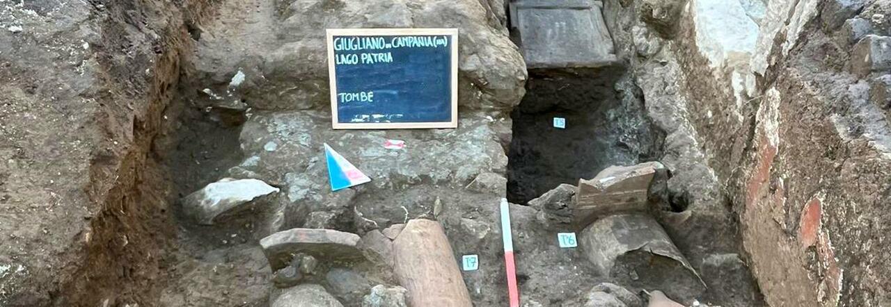 Una delle sepolture scoperte nella necropoli nelle vicinanze di Liternum